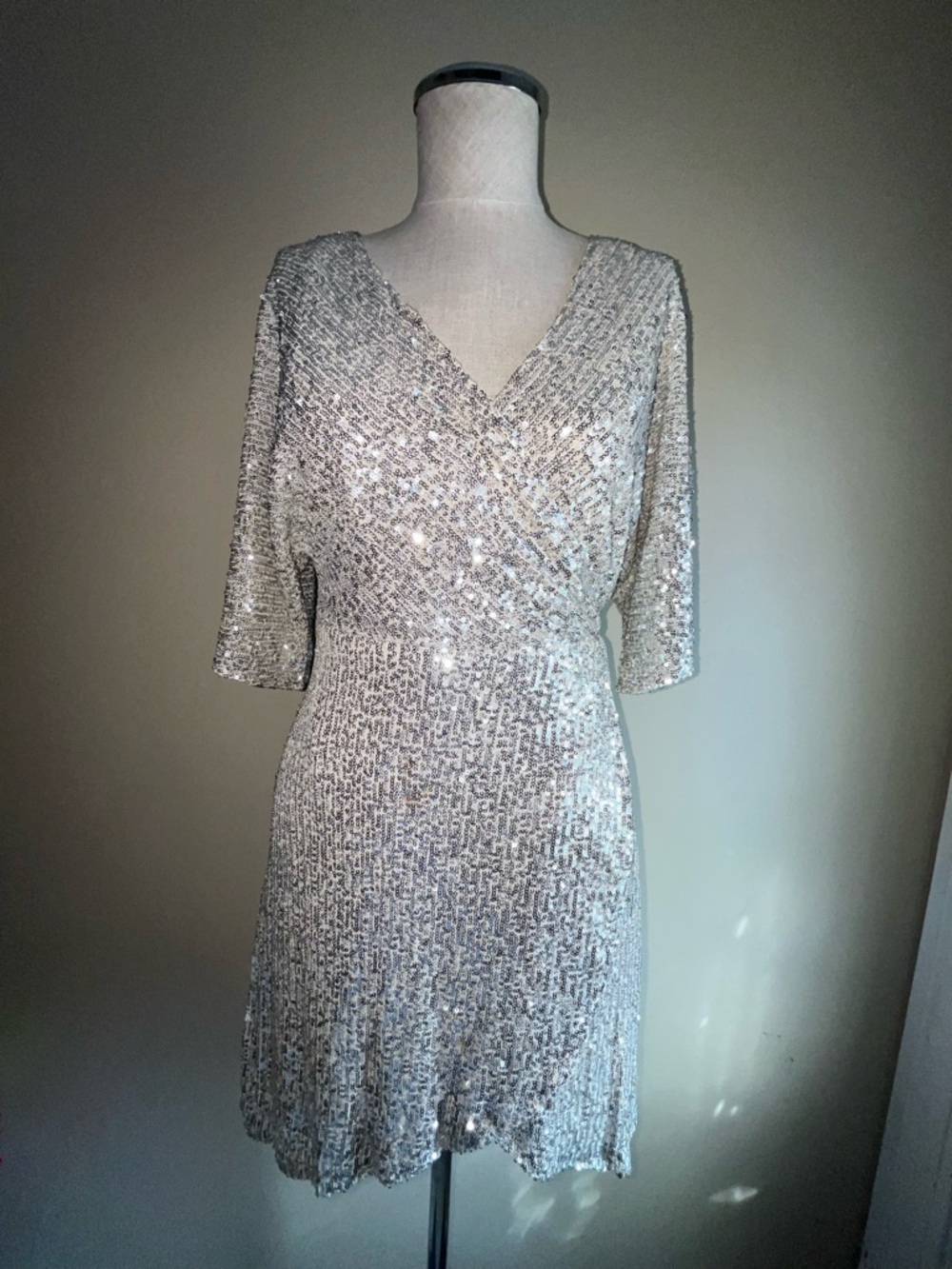 Lulus Gold Sequin V-Neck Women’s Cocktail Dress